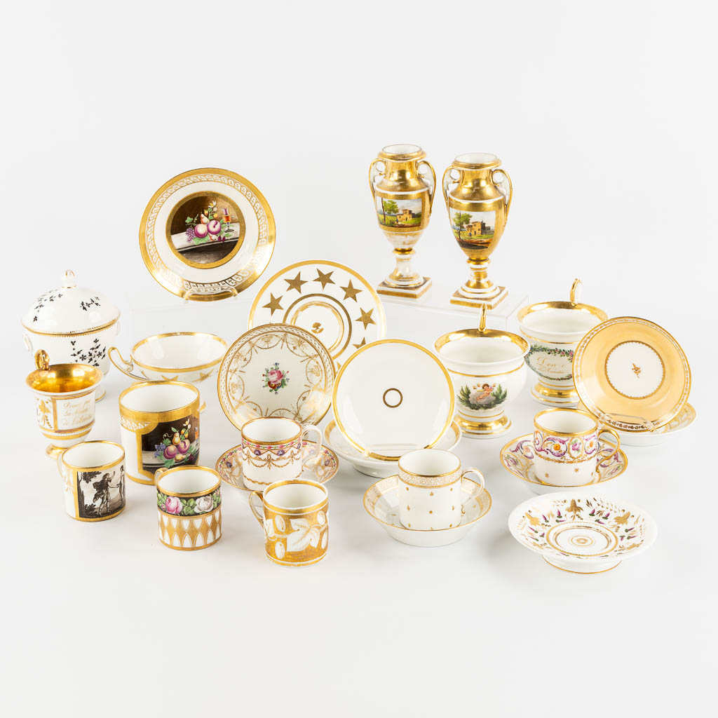 Various pieces of Vieux Bruxelles and Vieux Paris porcelain, mostly with gilt. 18th and 19th C. (H:18,5 cm)