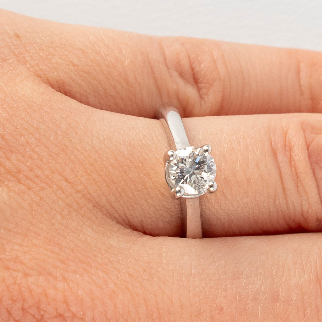 Een ring met grote solitaire diamant, ong.,79ct H-SI2, ringmaat 55, 5,58g.