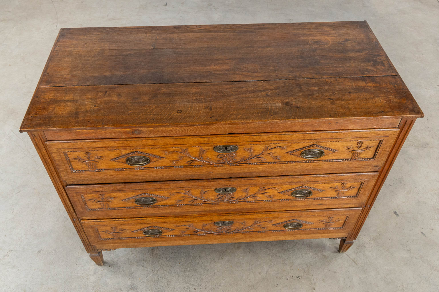 A three-drawer commode, Louis XVI. 18th C. (L:57 x W:123 x H:93 cm)