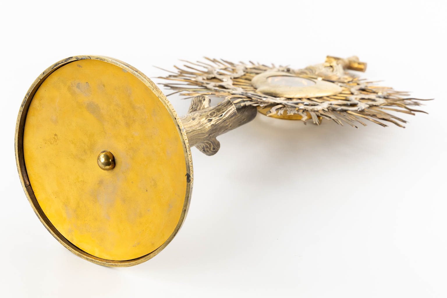 A sunburst monstrance with Sacred Heart, Crown of Thorns. gilt brass, 19th C. (L:19 x W:38,5 x H:67 cm)