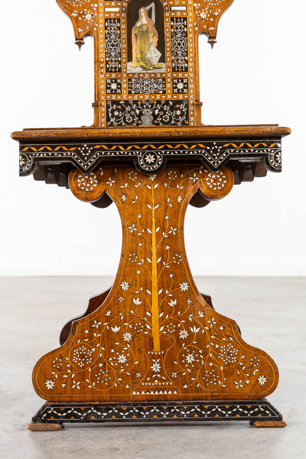 A Syrian table with two matching chairs, Marquetry and copper inlay, 19th C. (L:87 x W:121 x H:80 cm)