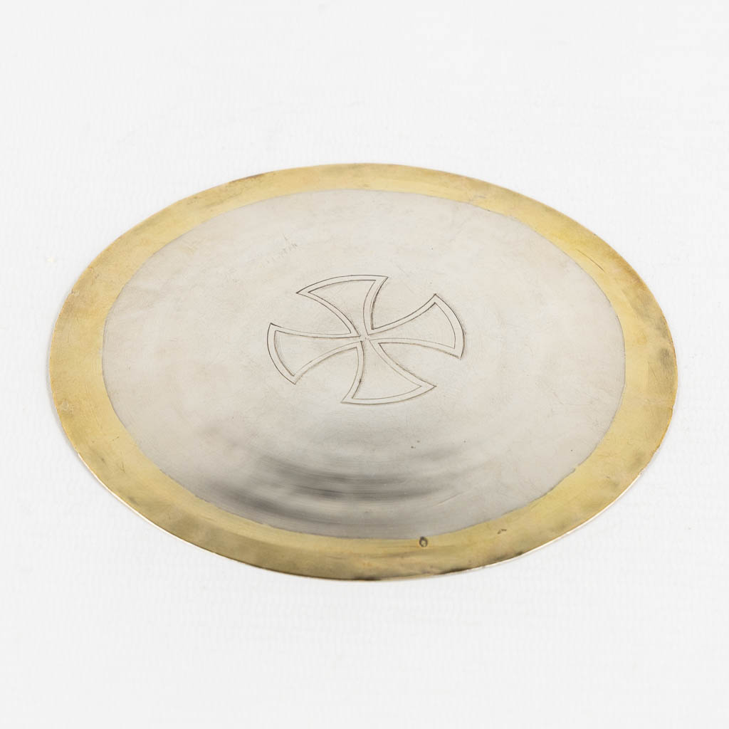 A modern chalice with paten and vermeil cuppa. 20th C. (H:16,5 x D:11,5 cm)