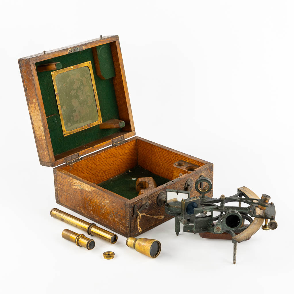 Bayne & Smith, Antwerp. A sextant in the original box, 19th C. (L:26 x W:25 x H:13 cm)