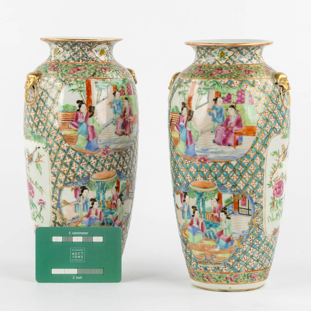 A pair of Chinese Canton vases with a fine decor, 19th C. (H:24 x D:12 cm)