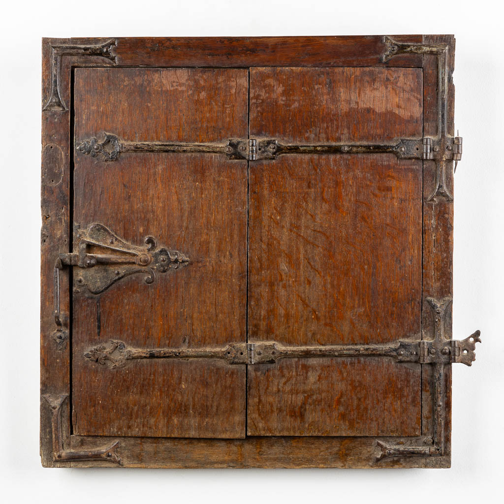 A Gothic window, oak with wrought-iron. Flanders, 15th C. (W:60 x H:59 cm)