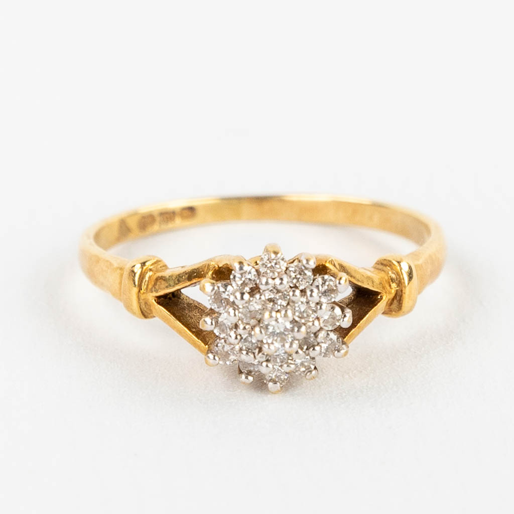 A yellow gold ring with brilliants. 18 karat. 2,81g. size: 56. 