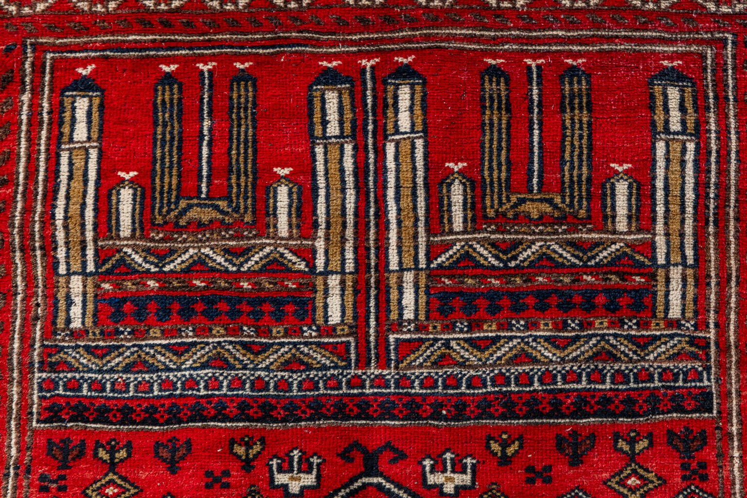 A hand-made carpet. (L:130 x W:83 cm)