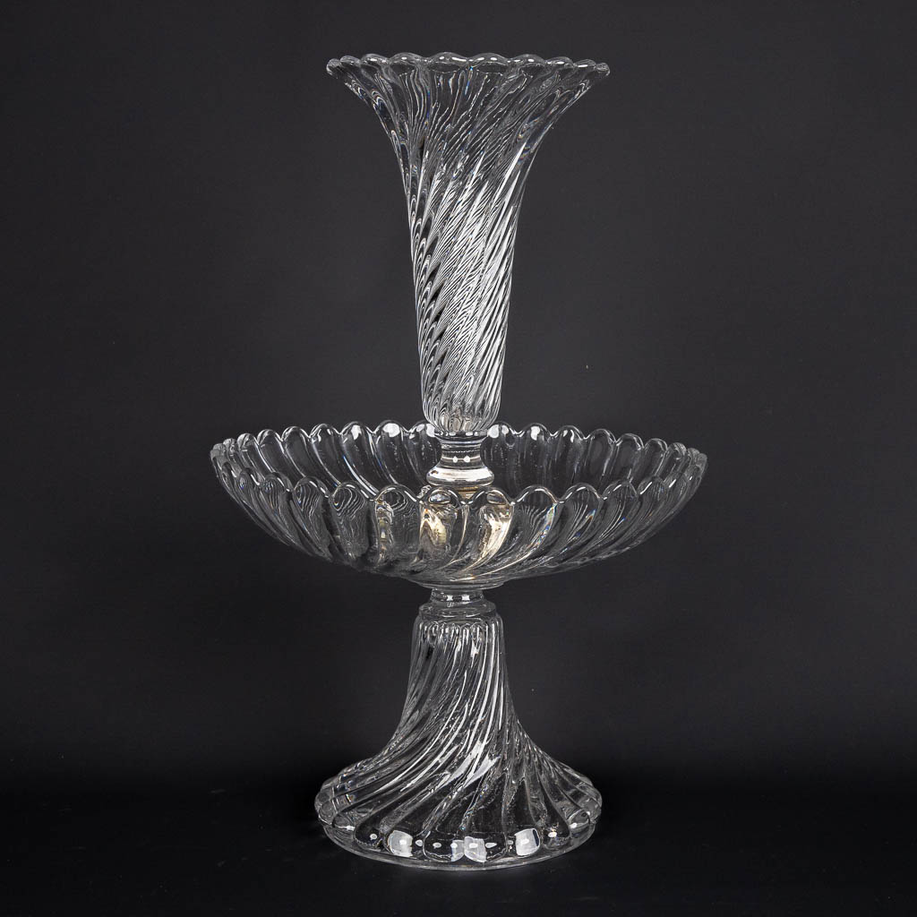 Baccarat, een kristallen tafel middenstuk met trompetvaas. (H:41 x D:26 cm)