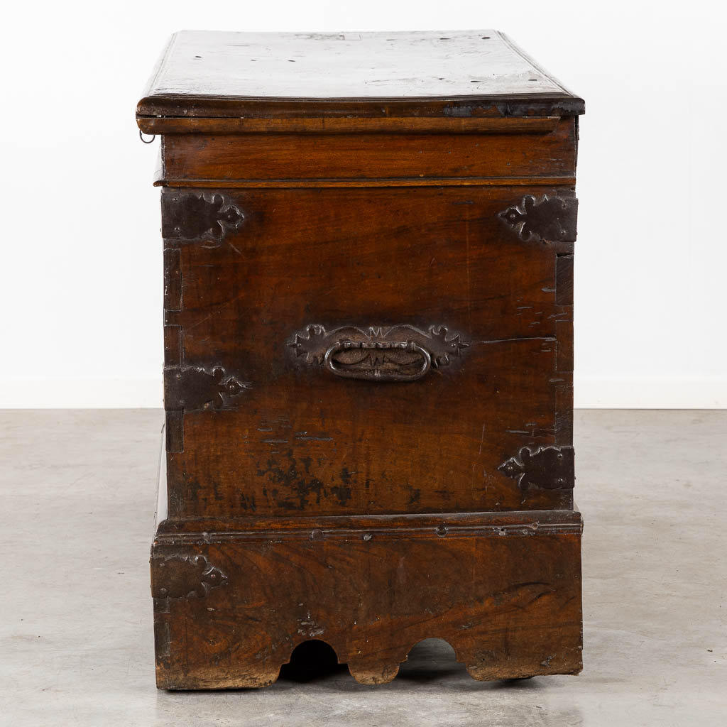 An antique chest, walnut, 17th/18th C. (L:68,5 x W:178 x H:93 cm)