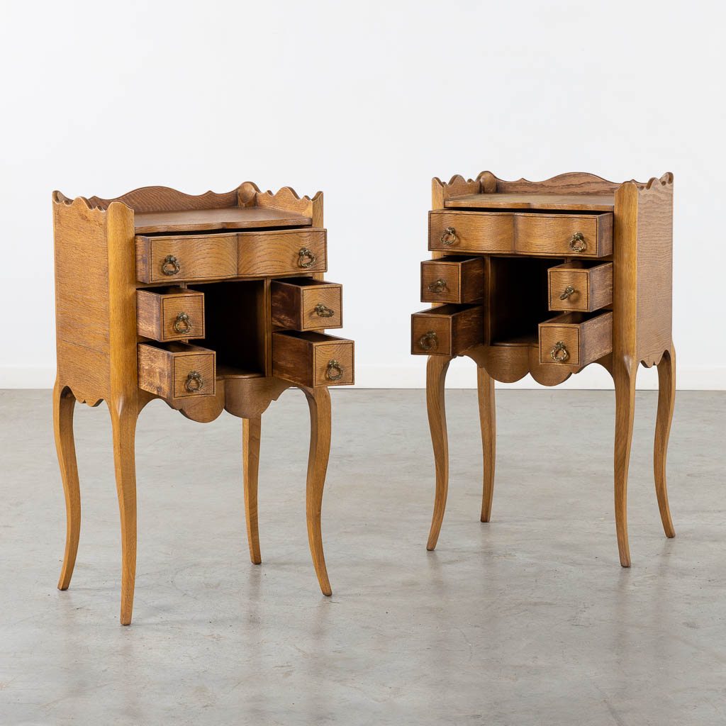 A decorative pair of oak nightstands or side tables. (L:34 x W:45 x H:80 cm)