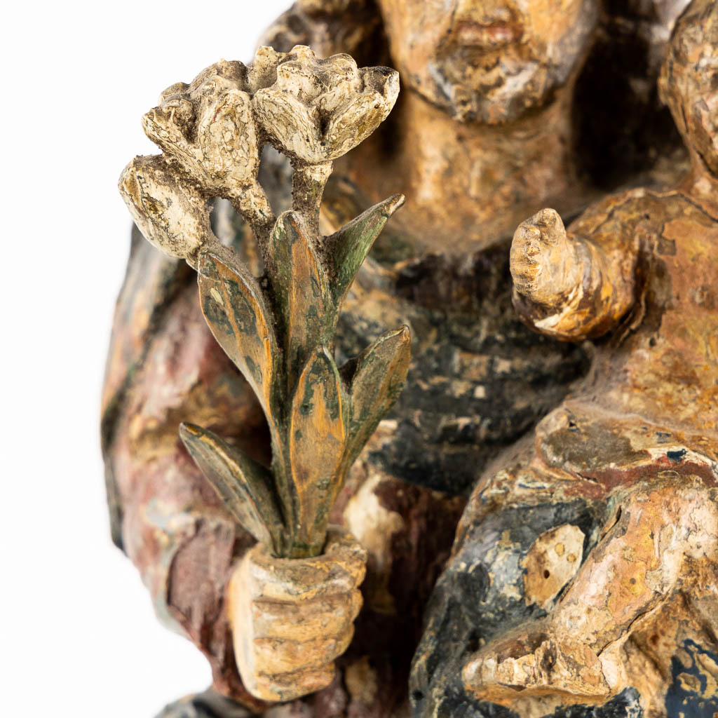 An antique wood-sculptured figurine of Saint Joseph with a Child, Flanders, 17de/18de eeuw. 