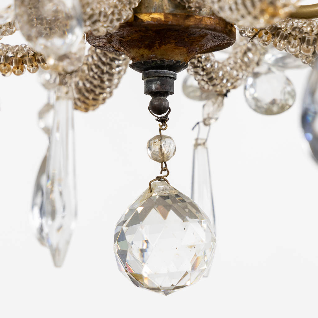 An attractive chandelier with glass flowers. (H:50 x D:36 cm)