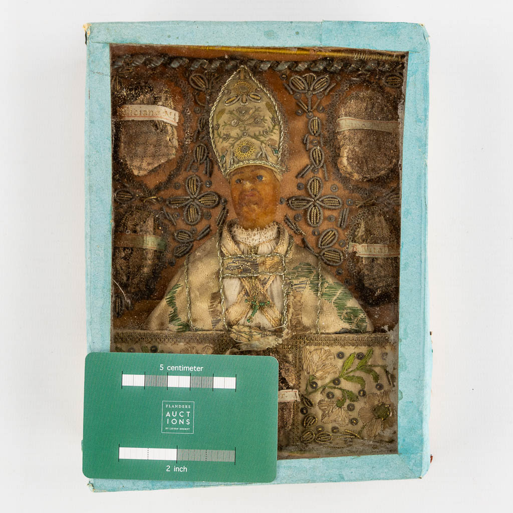 A large reliquary box with 5 relics and a wax figurine, Saint Vincent, Martyr. (W:16 x H:21 cm)