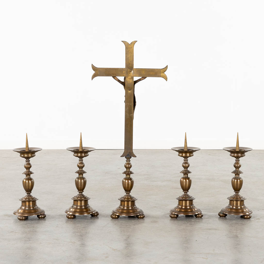 A large altar crucifix with four candlesticks, bronze. (W:35 x H:85 cm)