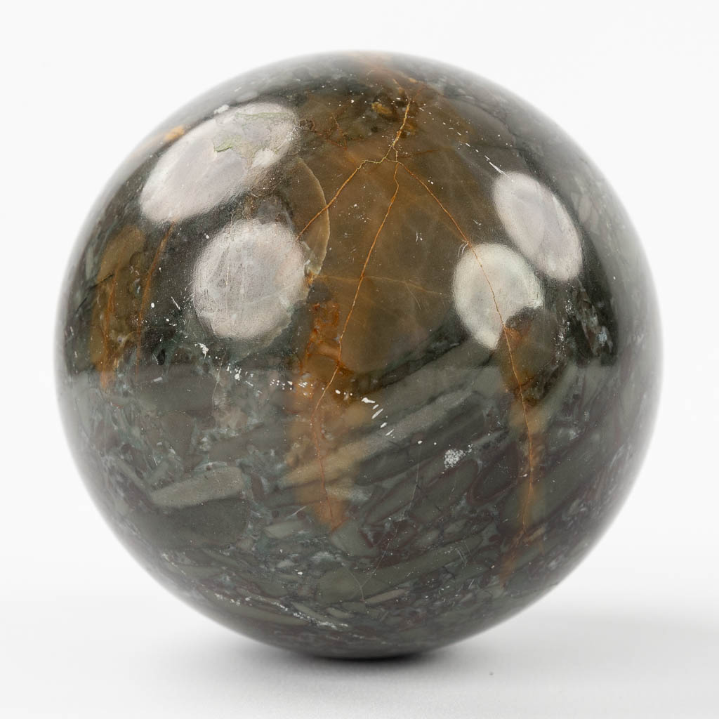 A set of 4 balls made of natural stone and marble. 20th C.  (D:9 cm)