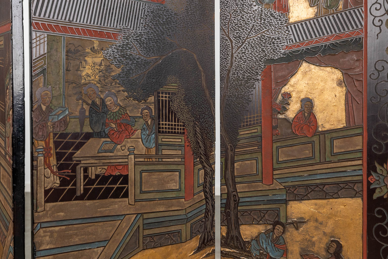 A Chinese room divider, folding screen with lacquered decors of fauna and flora. Circa 1900. (W: 114 x H: 132 cm)