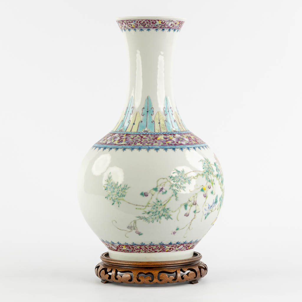 A Chinese vase with a floral decor, late republic, circa 1900. (H:39 x D:21 cm)