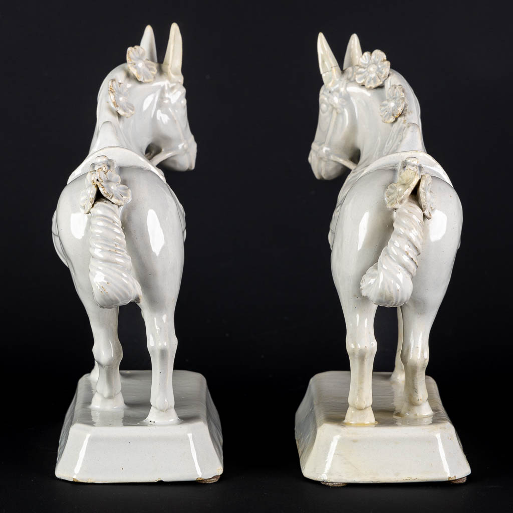 Delft, a pair of horses. 18th/19th C. (L:10 x W:23 x H:25 cm)