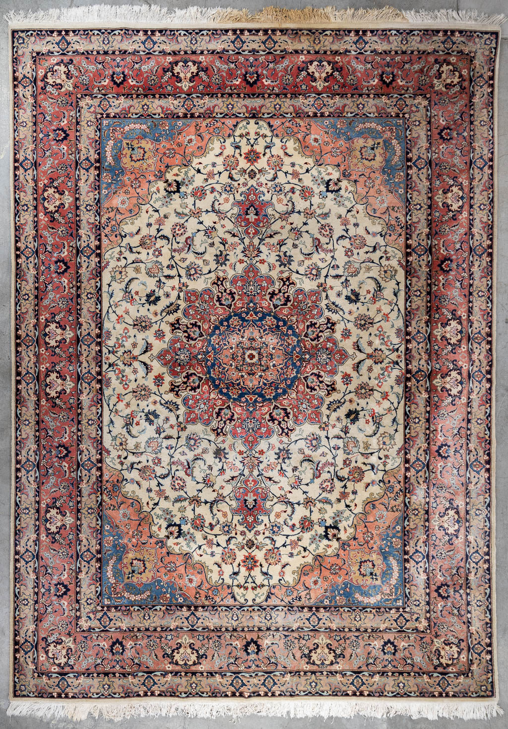 A large Oriental hand-made carpet, Kashan. (L:408 x W:290 cm)