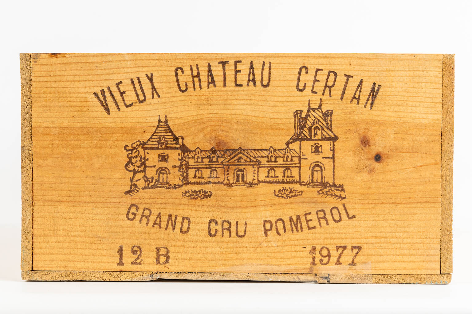 Vieux Chateau Certan, 1977, 12 flessen met originele kist. (L:50 x W:33 x H:17 cm)