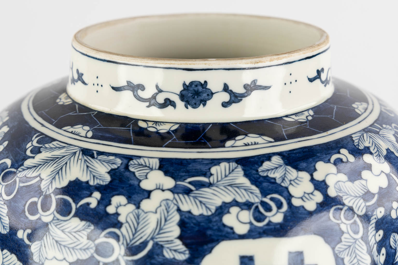 Een Chinese balustervaas met blauw-wit decor van prunus en dubbele Xi. 19de/20ste eeuw. (H:42 x D:26 cm)