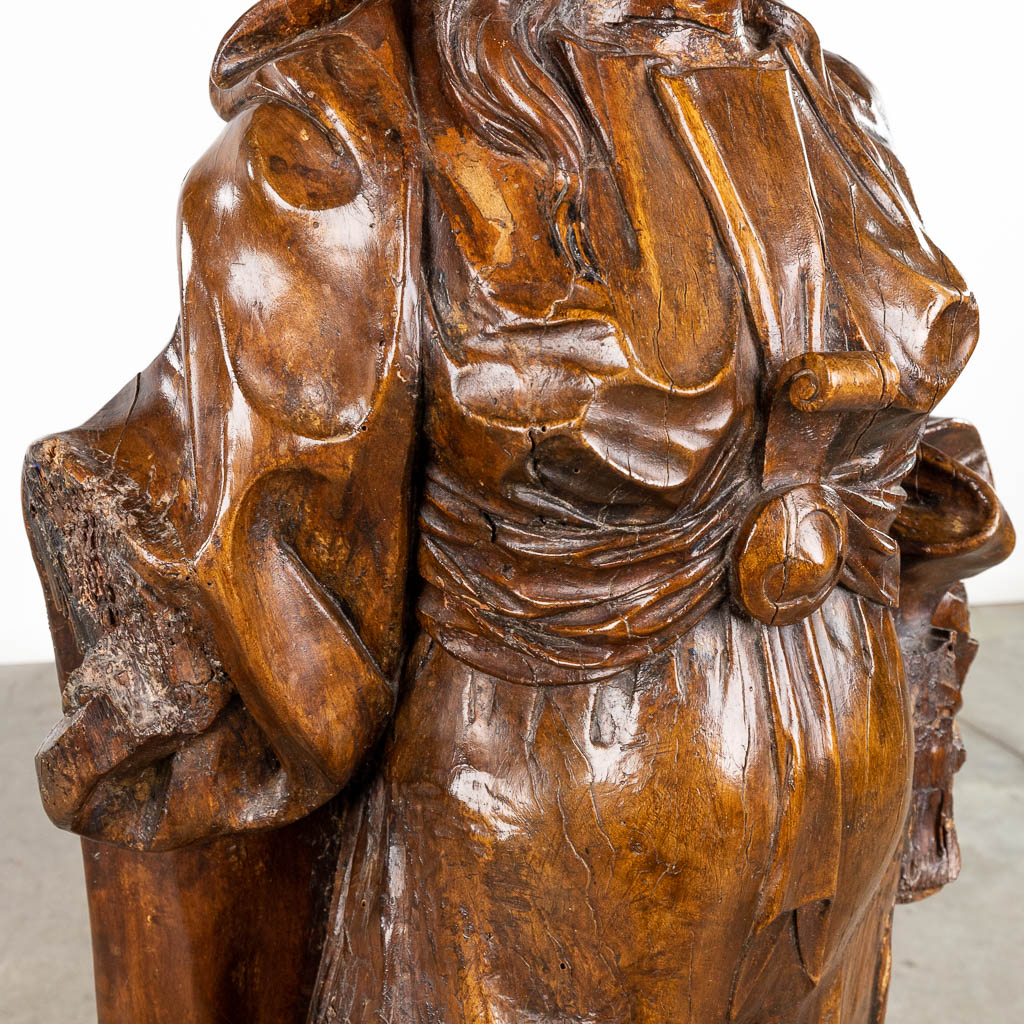 Een antieke houtsculptuur, figuur van een edeldame. 17de/18de eeuw. (L:30 x W:53 x H:123 cm)