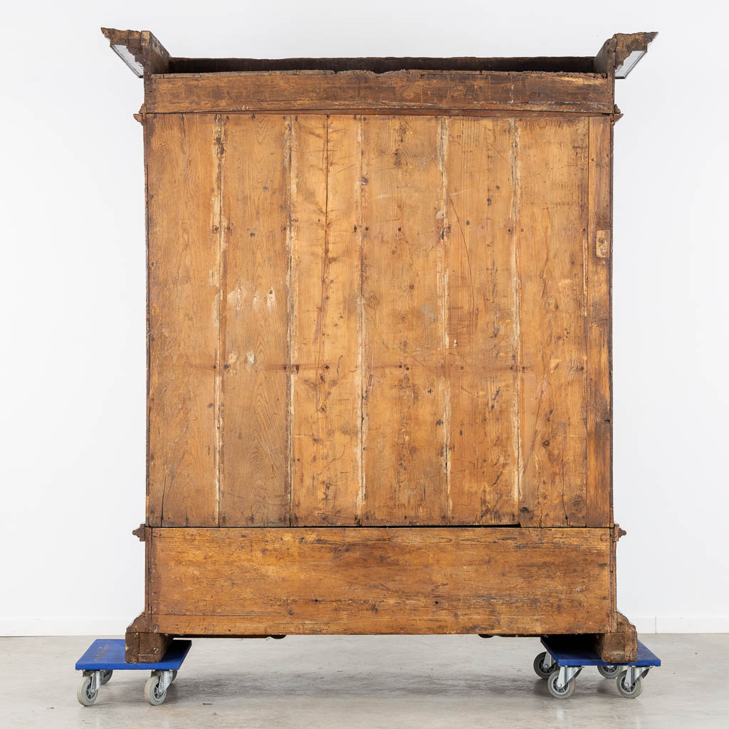 A Tuscany Column Cabinet, Exceptionally complete, Walnut. 17th C. (L:75 x W:188 x H:214 cm)