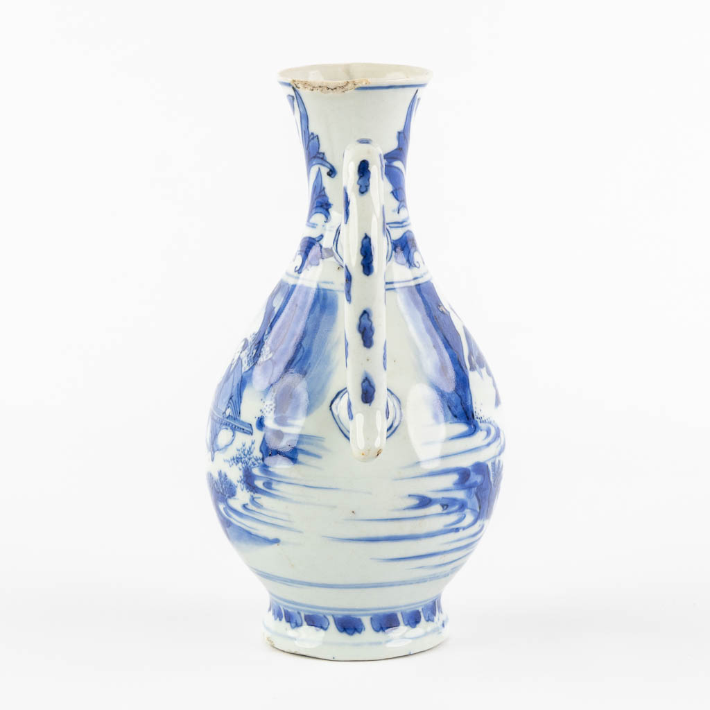 Een Chinese blauw-witte schenkkan of theepot, transitieperiode, 18de eeuw. (L:10 x W:15 x H:20,5 cm)