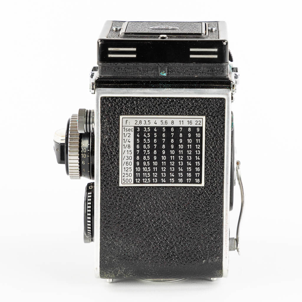 Rolleiflex Synchro-Compur, Franke & Heidece, Germany. (L:11,5 x W:11 x H:16 cm)