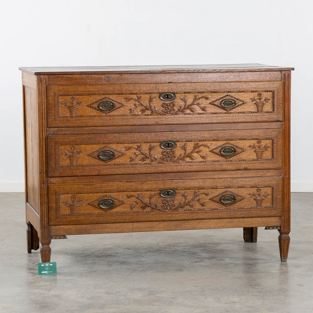 Een commode met 3 lades in Lodewijk XVI. 18de eeuw. (L:57 x W:123 x H:93 cm)