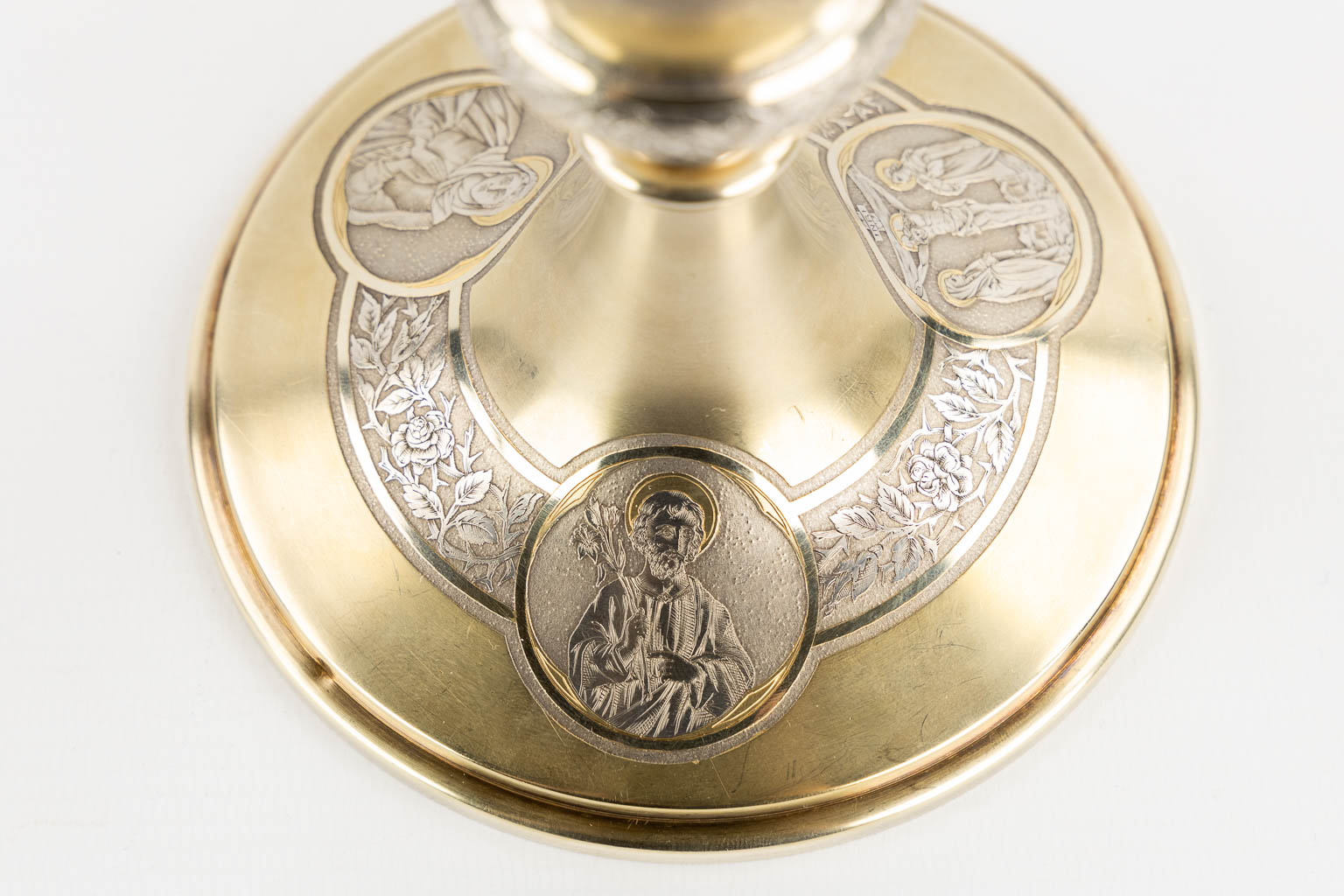 Honoré Leballeur, A vermeil chalice and paten in the original box. Gothic Revival, 1920. (H:19 x D:12,5 cm)