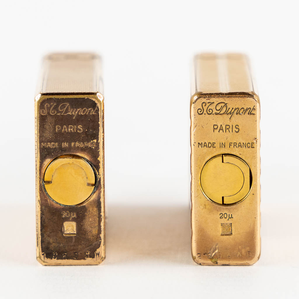 S.T. Dupont, two gold plated lighters. (L:1,5 x W:3,5 x H:5,8 cm)