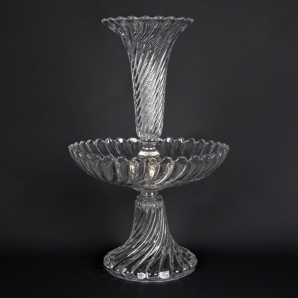 Baccarat, een kristallen tafel middenstuk met trompetvaas. (H:41 x D:26 cm)