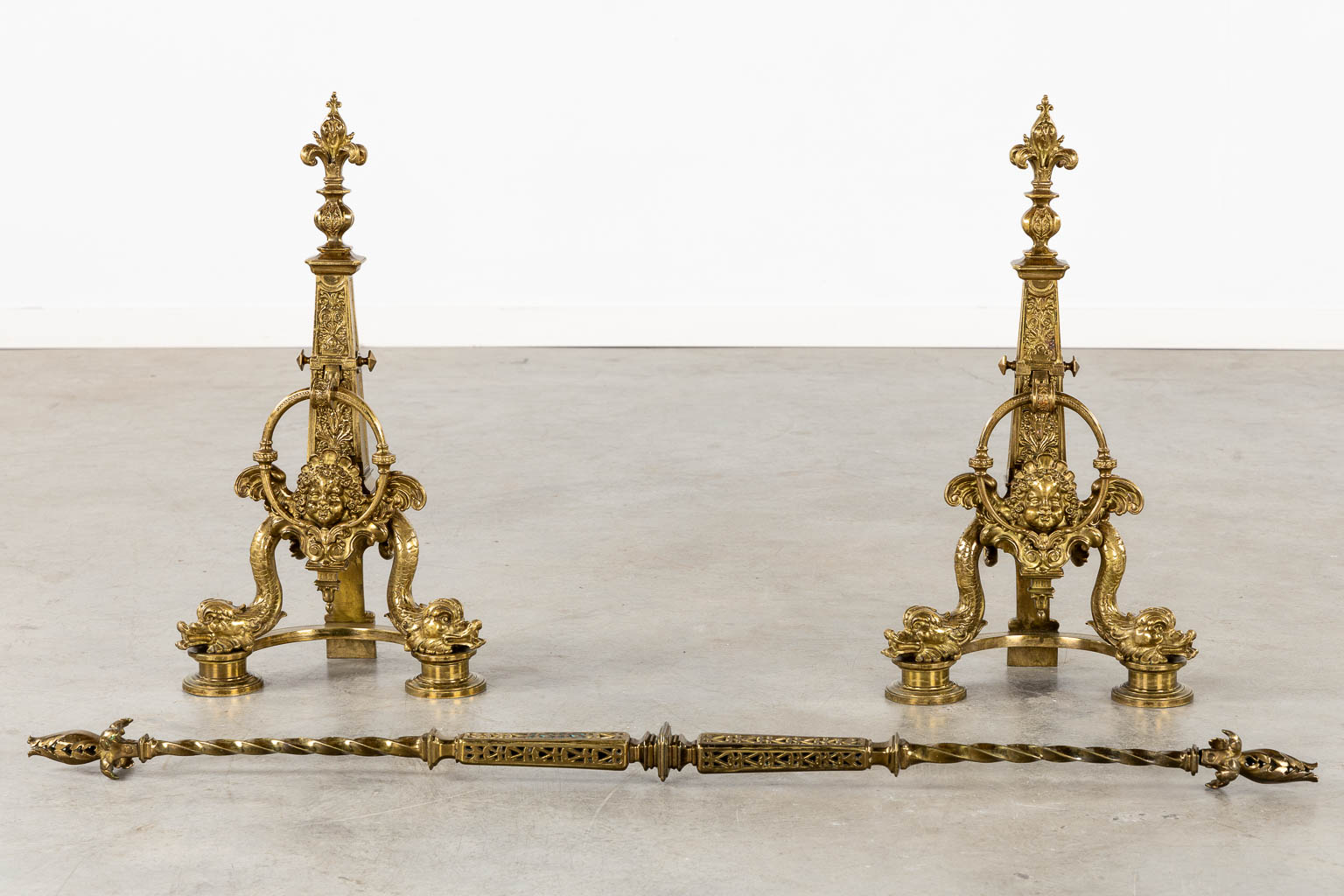 Een paar haardvuurbokken en een haardscherm, verguld brons in Lodewijk XVI stijl. 20ste eeuw. (L:27 x W:64 x H:84 cm)