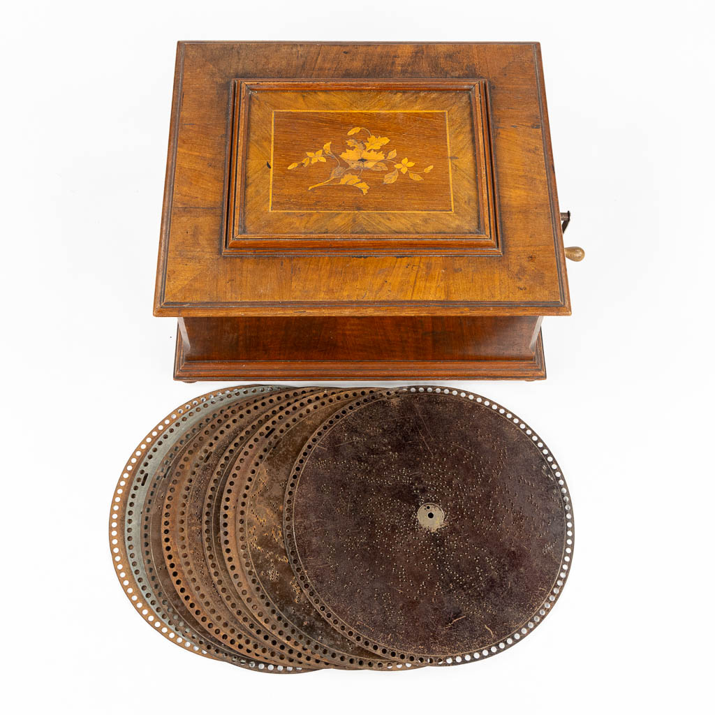 Polyphon, a music box in a wood chest. 10 records. (L:47 x W:54 x H:23 cm)