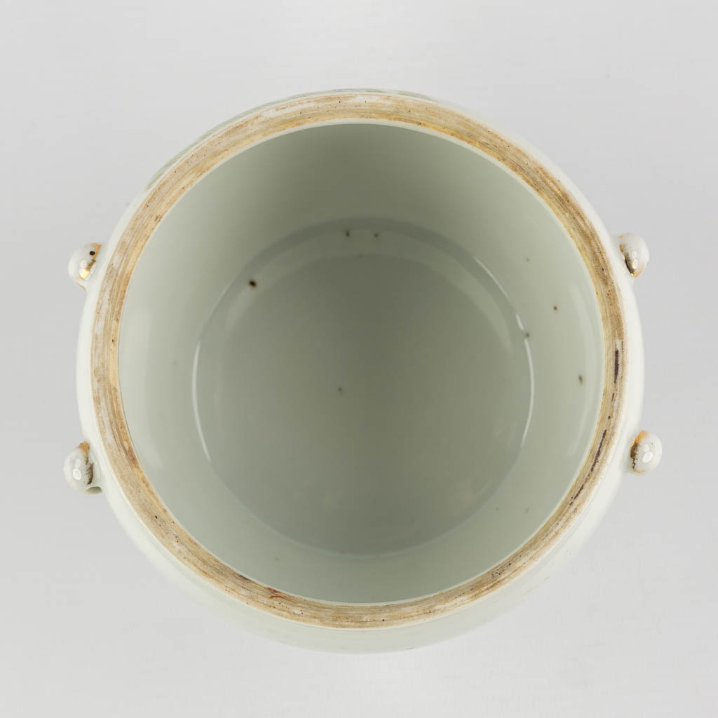 A Chinese porcelain bowl with a lid, Fisermen decor. (H:12 x D:14,5 cm)