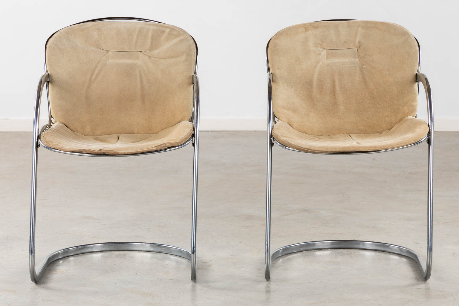 A pair of cantilever chairs, chromed metal. in the style of Gastone Rinaldi. (L:60 x W:52 x H:82 cm)