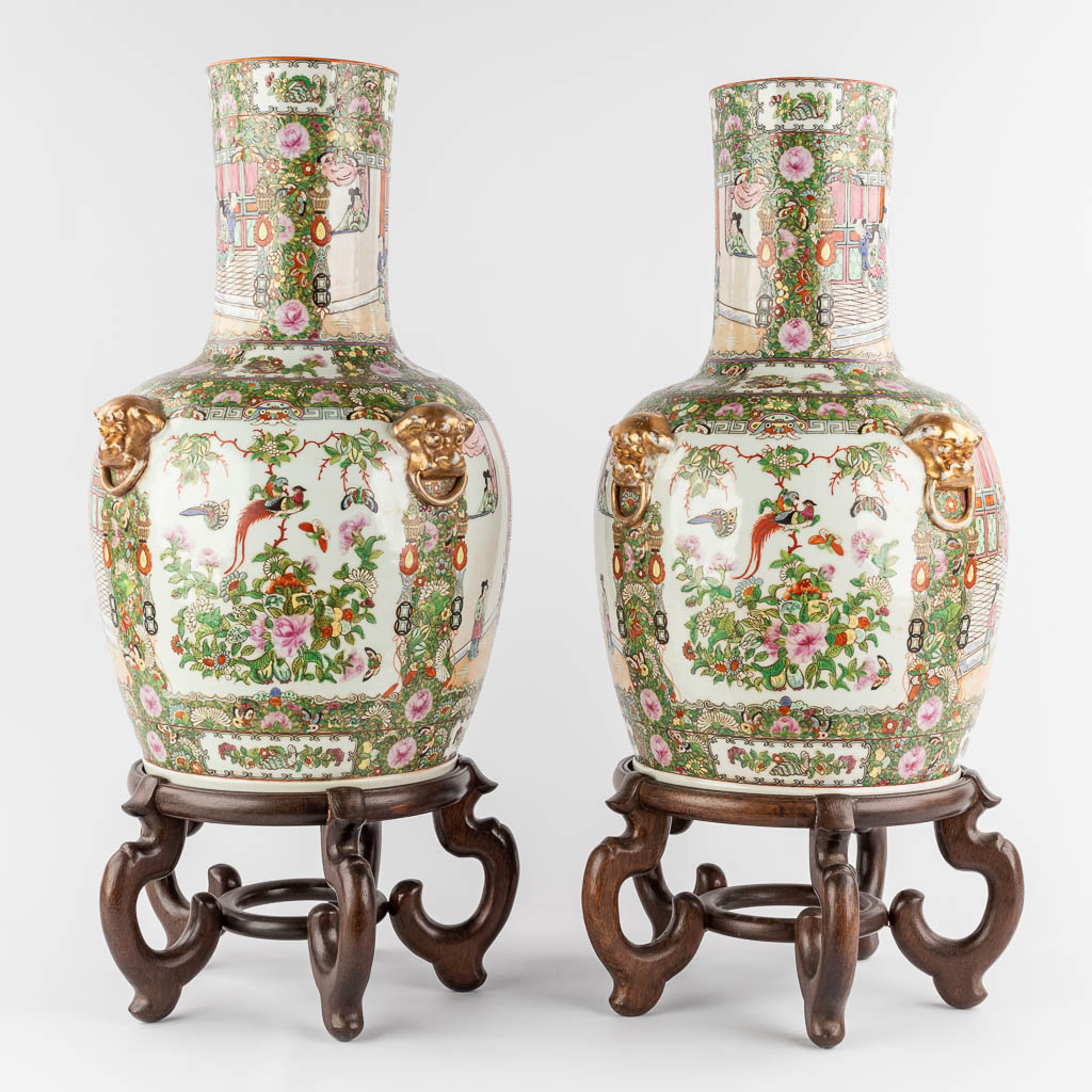 Two large Chinese Canton vases on a pedestal, 20th C. (H:50 x D:32 cm)