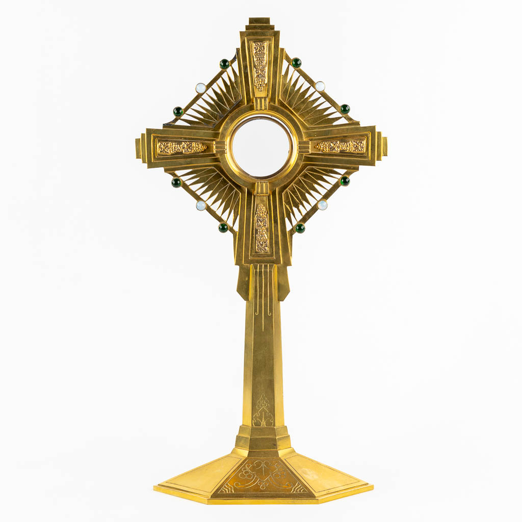 A gilt bronze monstrance, mounted with cabochons, 20th C. (W:26,5 x H:49 cm)