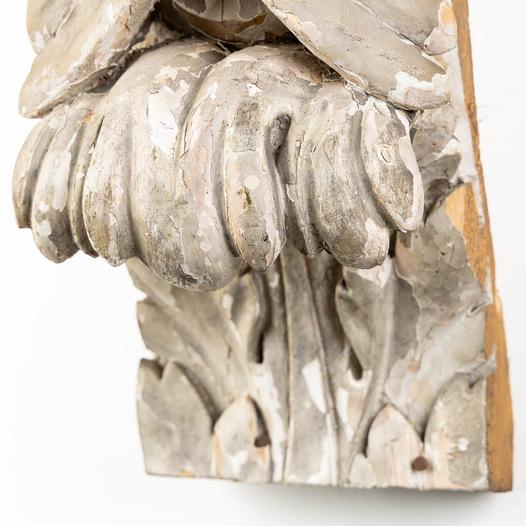 A baroque figurine of an angel, wood-sculptured and patinated, 18th C. (L:20 x W:20 x H:65 cm)