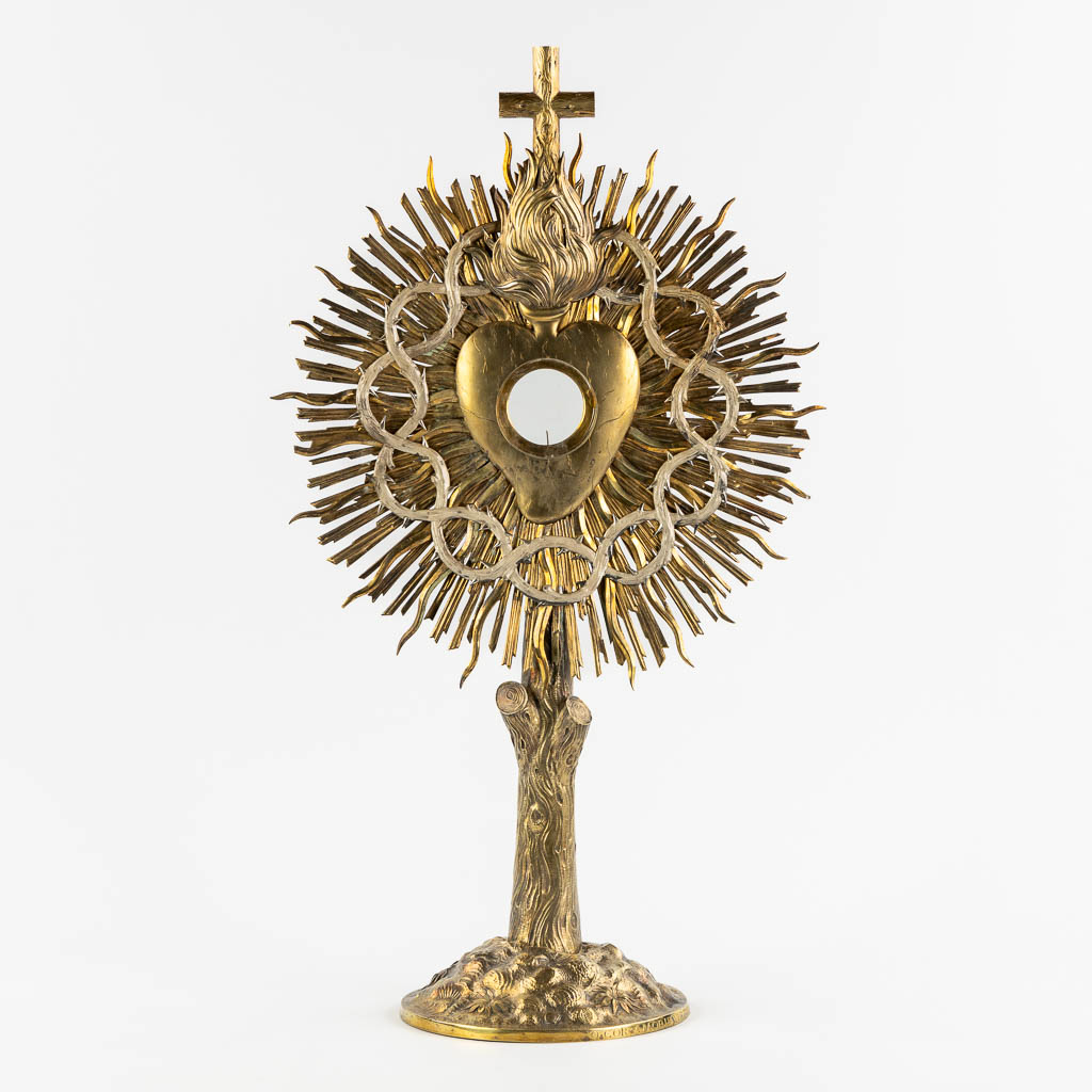 A sunburst monstrance with Sacred Heart, Crown of Thorns. gilt brass, 19th C. (L:19 x W:38,5 x H:67 cm)