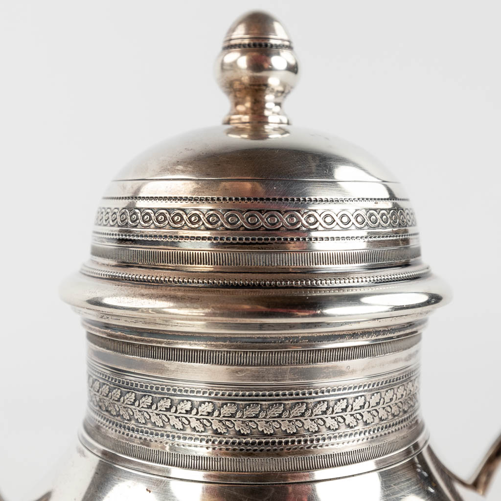 A solid silver tea- and sugar pot, marked 800. 1,222 kg. (L: 12,5 x W: 21 x H: 26 cm)