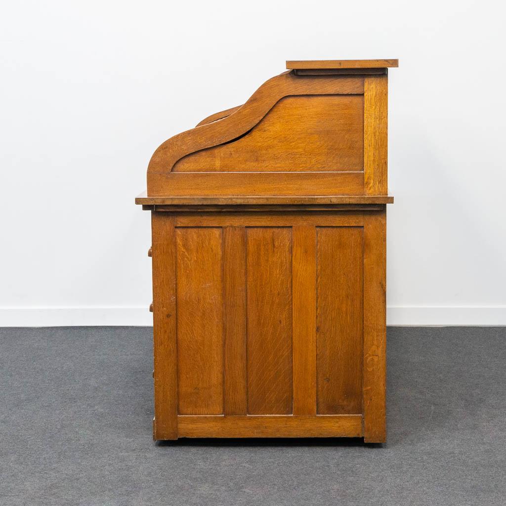 A wood American rolltop desk. (L:123 x W:75 x H:116 cm)