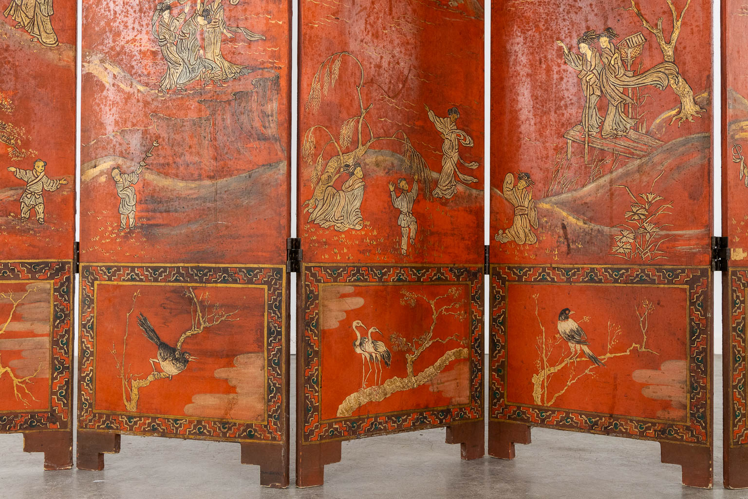 A 5-piece Chinese room divider with a hand-painted landscape decor. Circa 1920. (W:180 x H:143 cm)