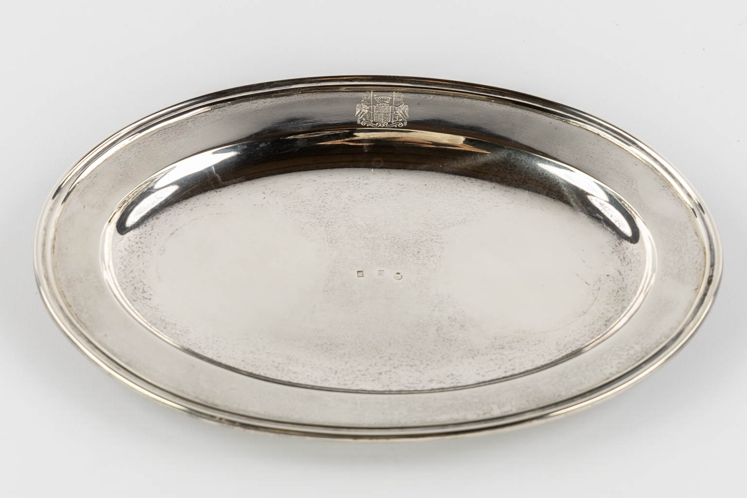 Phillipus MYS (1801-1881) 'Wine and water cruets', Bruges, Silver. 779g. (L:18,5 x W:26,5 x H:14 cm)