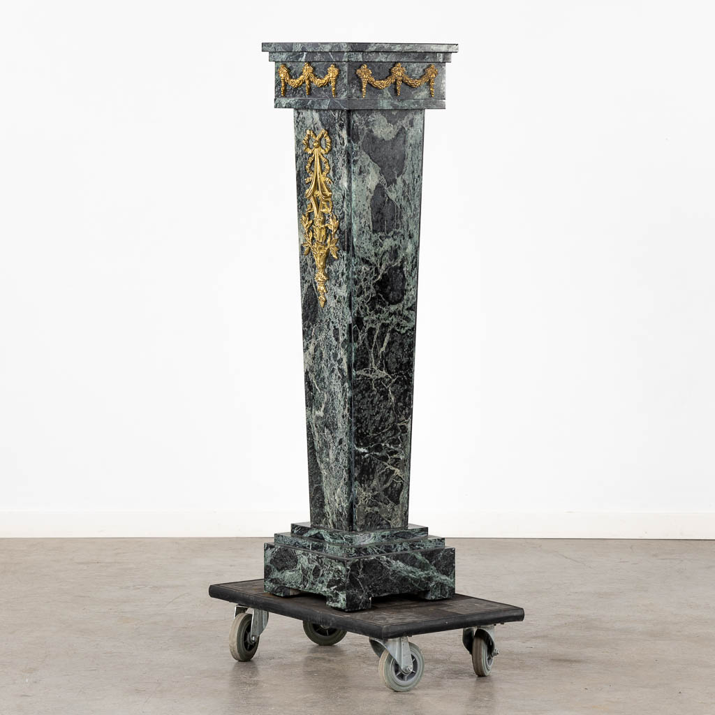 A green marble pedestal, mounted with bronze. (L:28 x W:28 x H:112 cm)