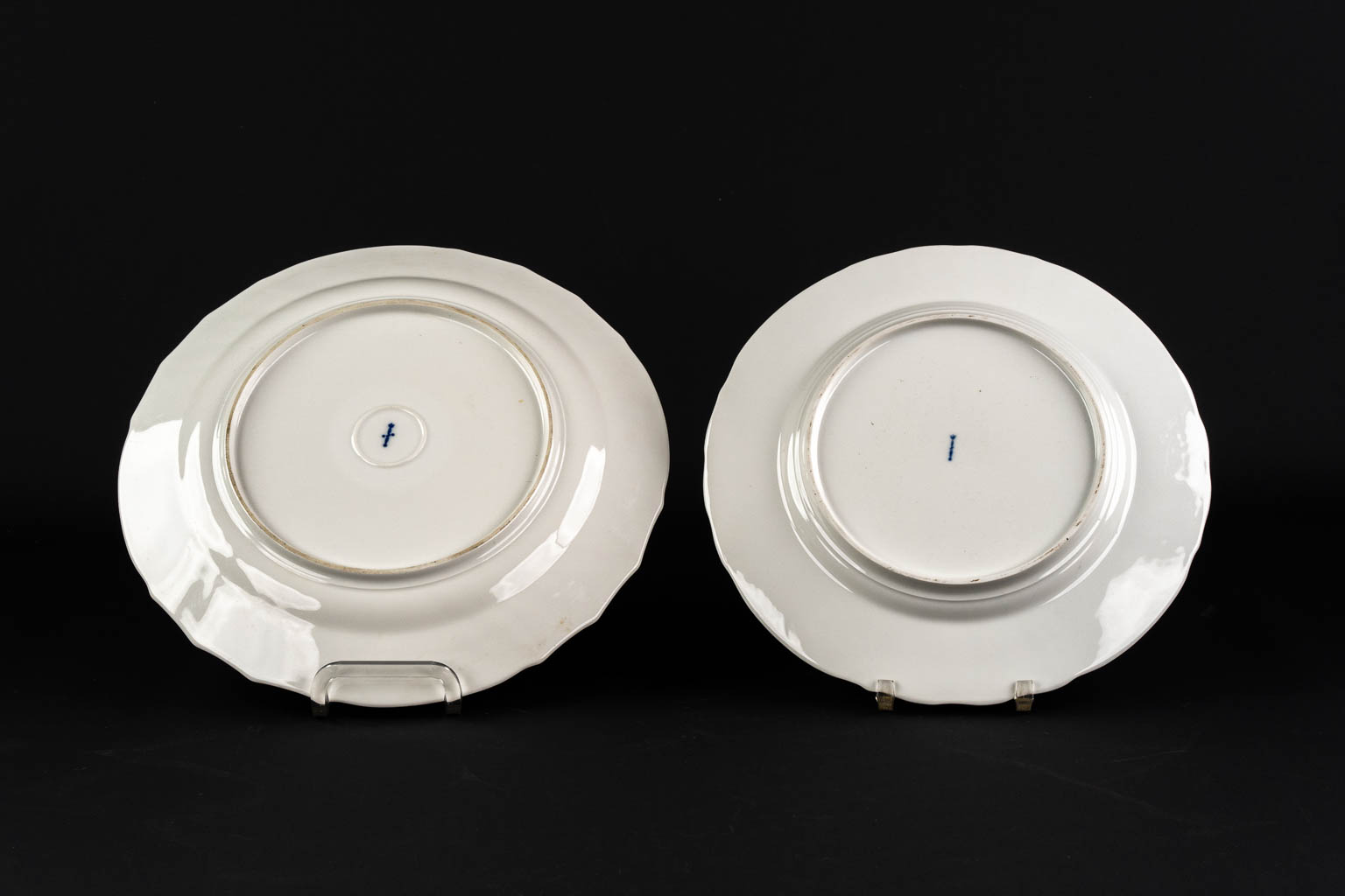 KPM, een 59-delig porselein dineerservies, inclusief de terrine. (L:31 x W:40,5 cm)