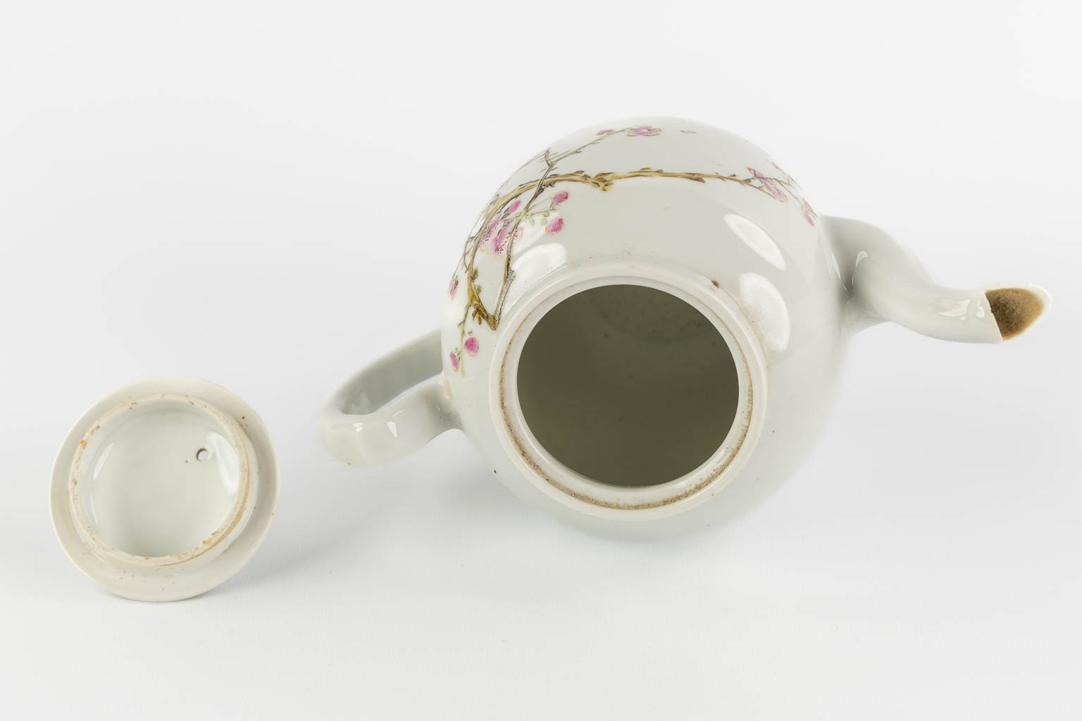 A Chinese Famille Rose teapot with a floral decor and calligraphy. 19th/20th C. (L:12 x W:21 x H:16 cm)