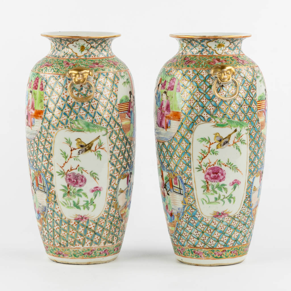 A pair of Chinese Canton vases with a fine decor, 19th C. (H:24 x D:12 cm)