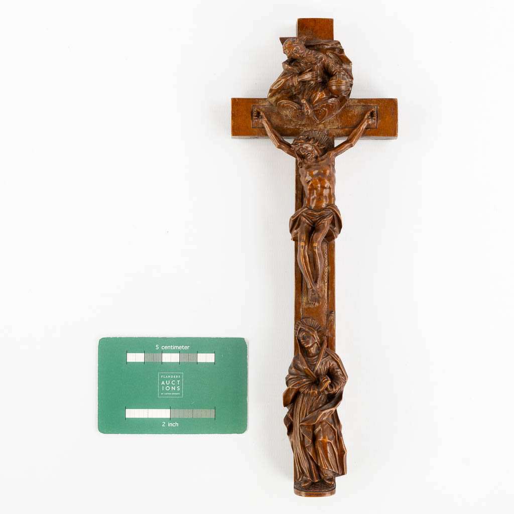 A very finely sculptured crucifix with 12 relics. 19th C. (L:3 x W:9,5 x H:26,5 cm)